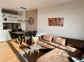 Schöne Ferienwohnung mit Schwimmbad, Sauna und Balkon